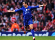 开云官方app入口-赛道上的红银风暴，维斯塔潘在梅赛德斯与法拉利鏖战中的高光时刻