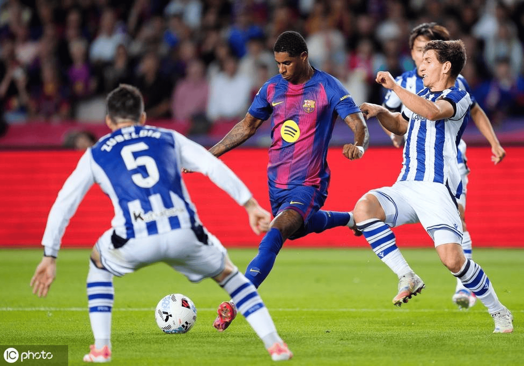 包含巴塞罗那奥林匹克体育场将举办全球最大规模的足球比赛的词条