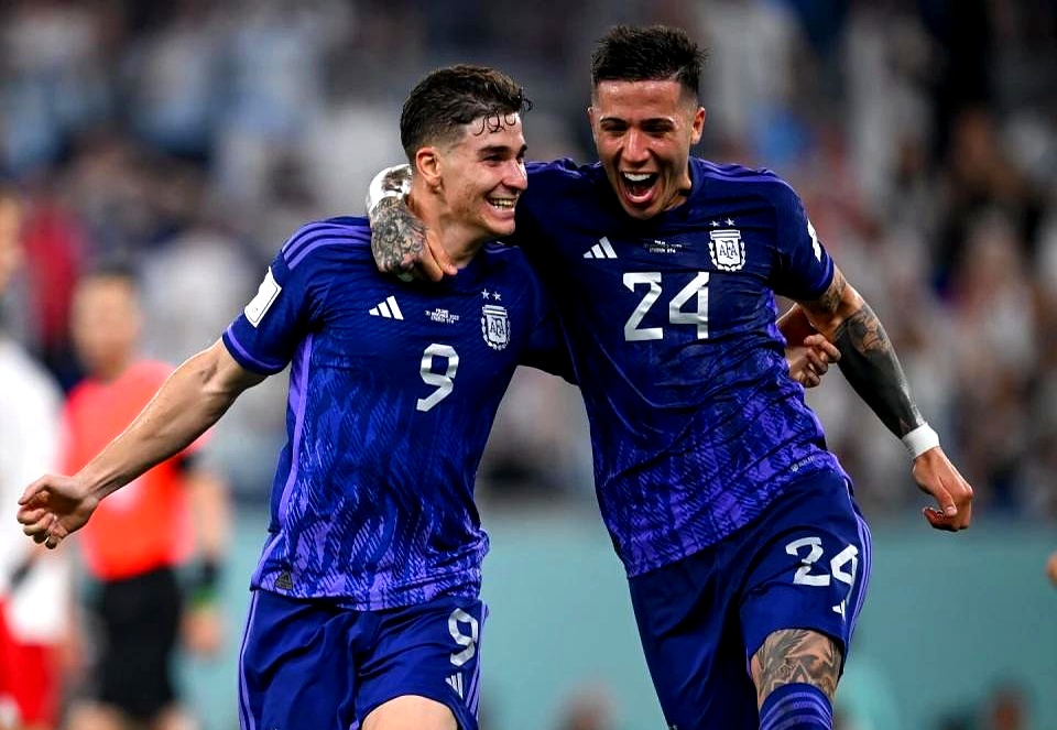 包含克罗托内前锋梅开二度，助球队逆转的词条