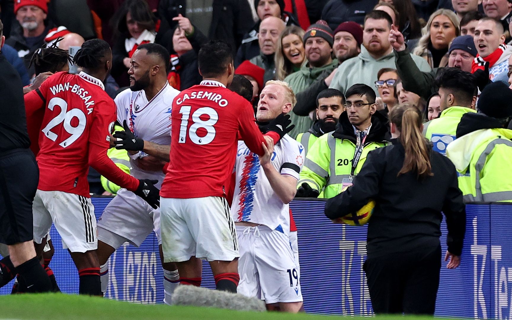 红牌离场,球队人数劣势无法挽回 红牌离场,球队人数劣势无法挽回