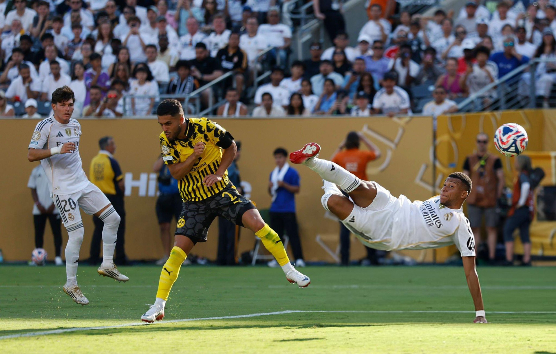 关于惊险的足球对决引发豪门之间争夺的信息 关于惊险的足球对决引发豪门之间争夺的信息